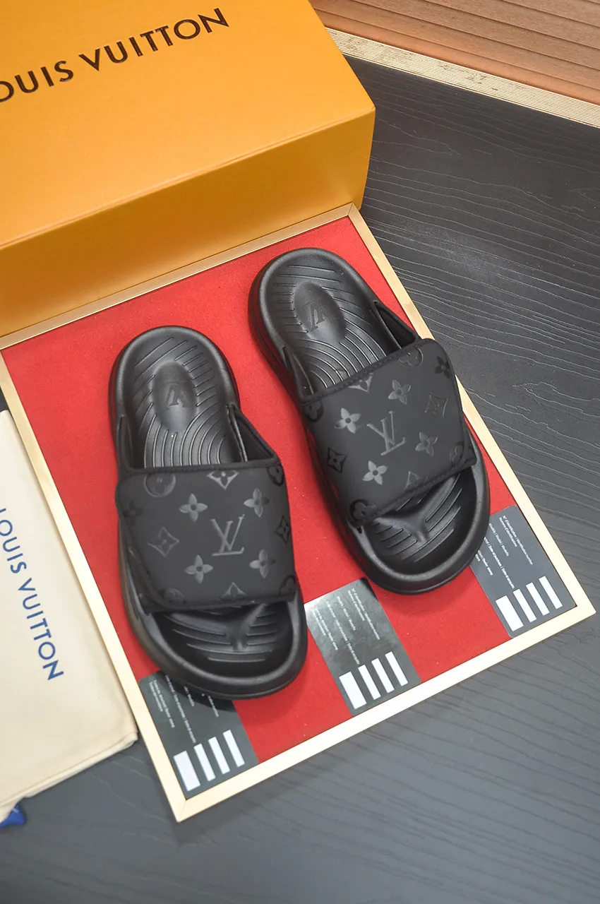 Men's men's shoes 💰340💶 [Louis Vuitton LV slippers] (high-end cowhide) counter 1:1 fashion style, a must-have for summer! The designer used LV’s iconic outsole. The original simple slippers instantly become fashionable! The upper is made of flexible special cowhide leather straps alternately, and the workmanship is exquisite! A must-have for stylish men in summer, size 38-45 (45 customized)